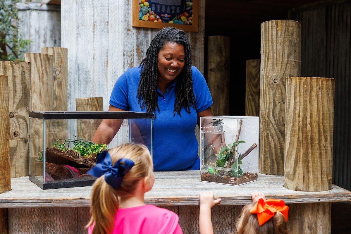 20221025 Tanisha with Tarantulas 02