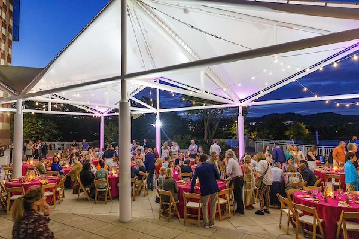 Guests enjoy dinner on the patio at the Tennessee Aquarium